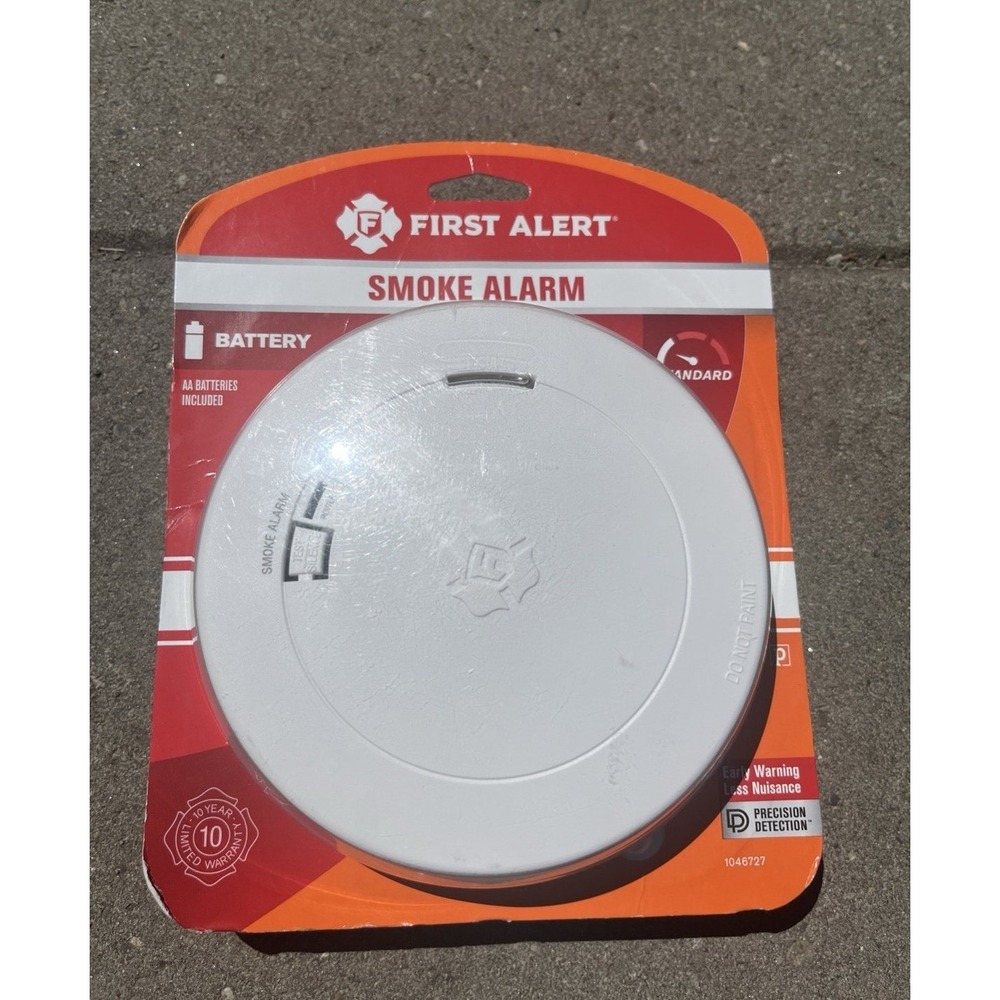First Alert Smoke Alarm 10 Year Battery Operated Precision Detection NEW